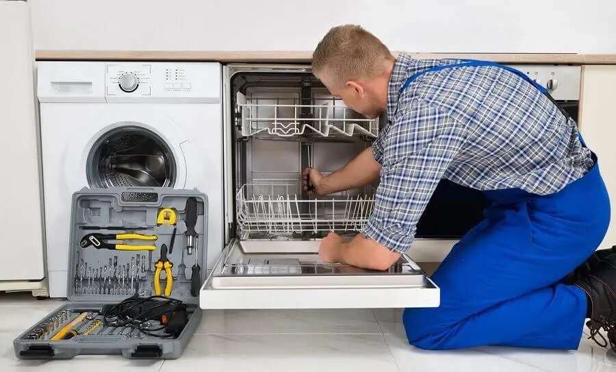 Kalecik Luxell servisi teknisyen ekibi beyaz eşya tamiri yaparken